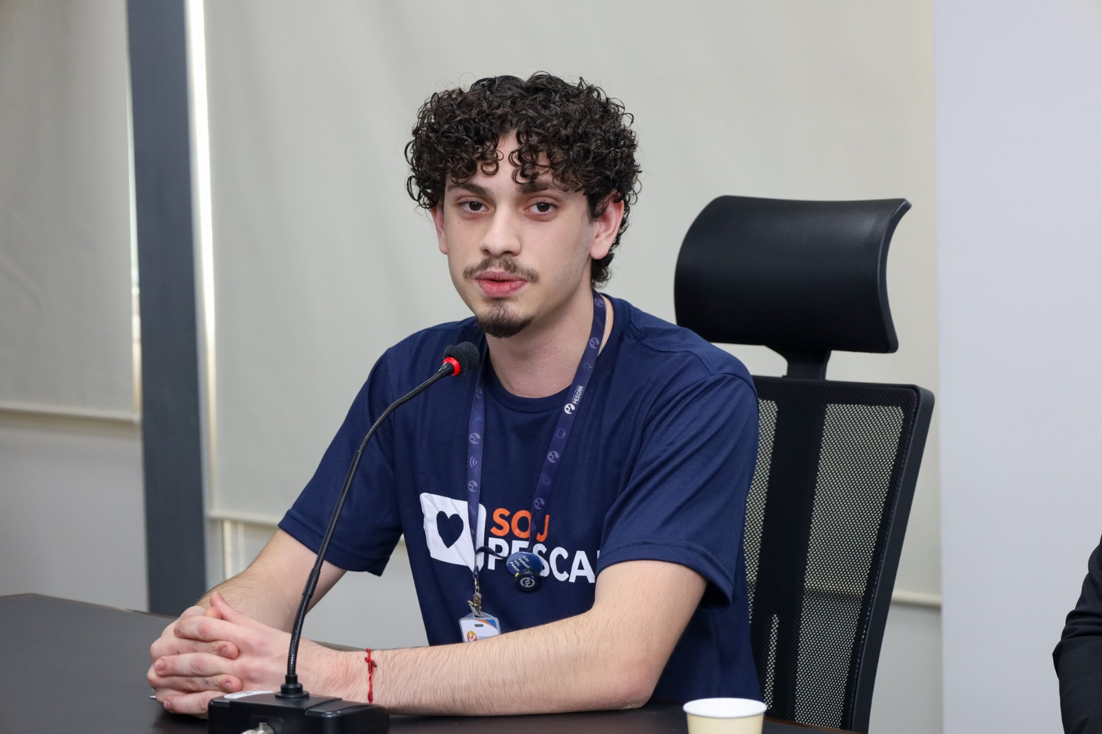A foto mostra aluno do pescar disfursando.