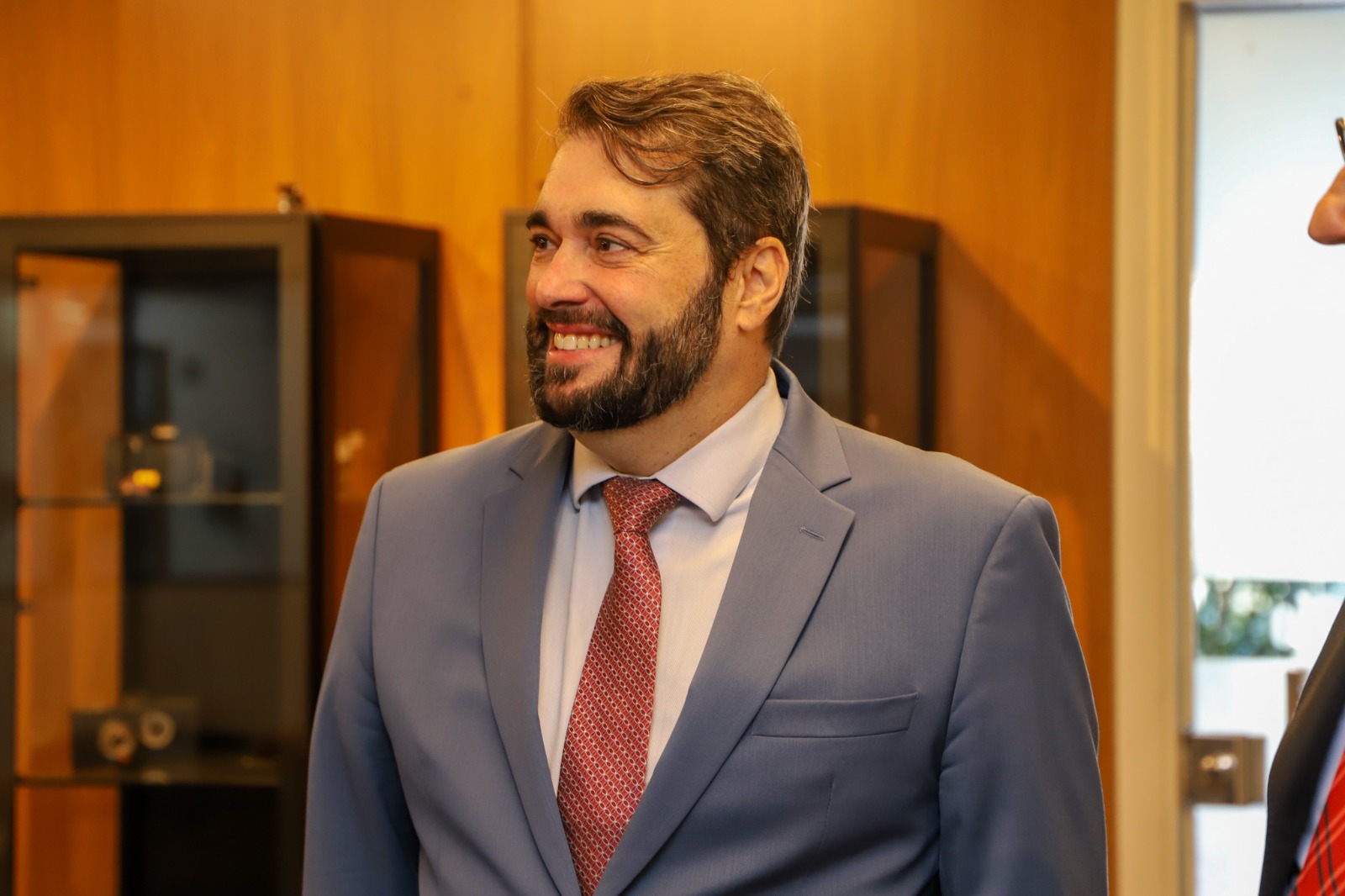 A foto mostra o des. Alexandre.