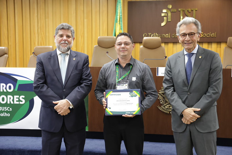 Ministro Caputo Bastos, servidor João Carlos Baptista Junior 
   e ministro Alexandre Luiz Ramos.