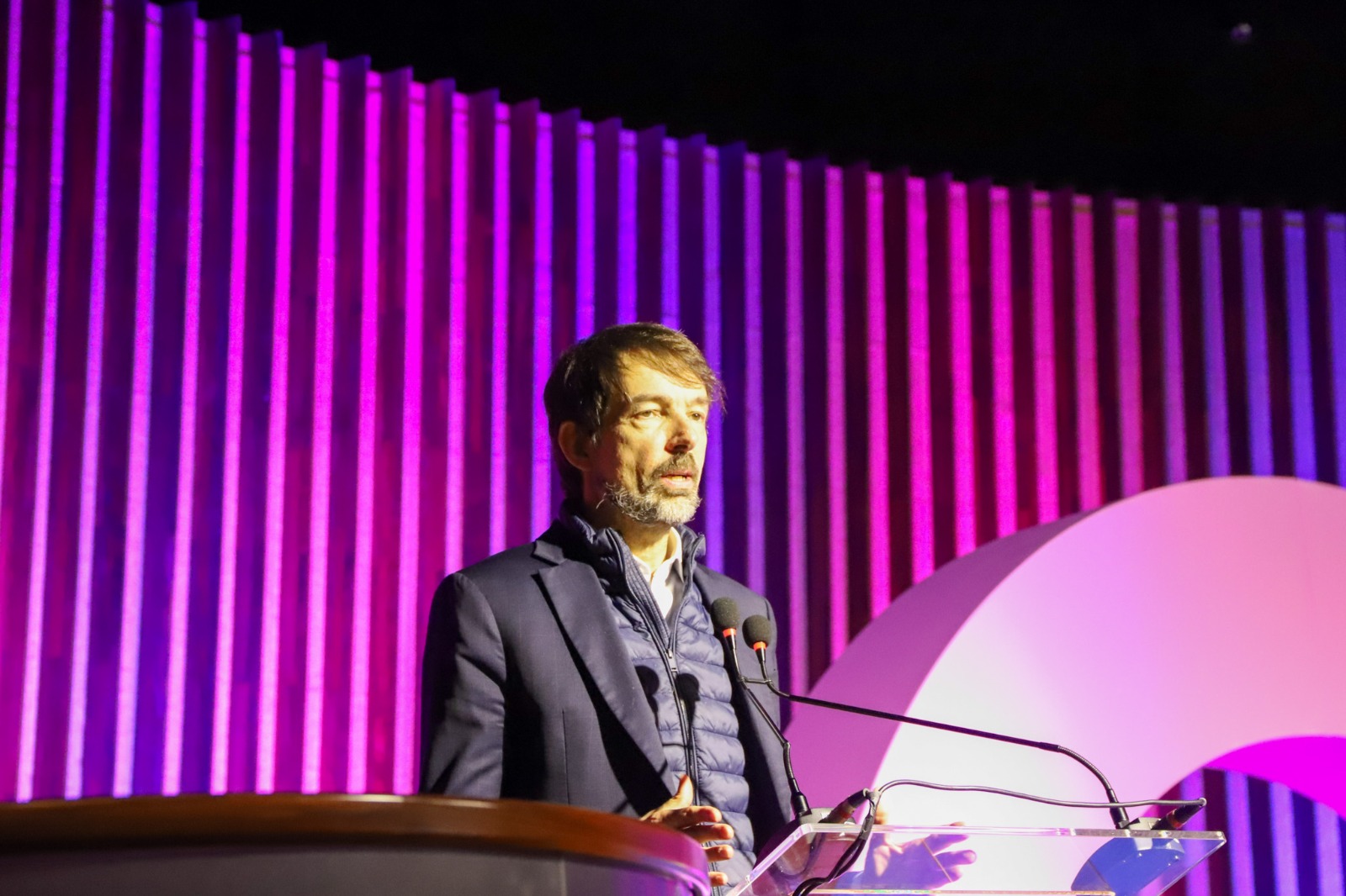 foto mostra o curador Fernando discursando.