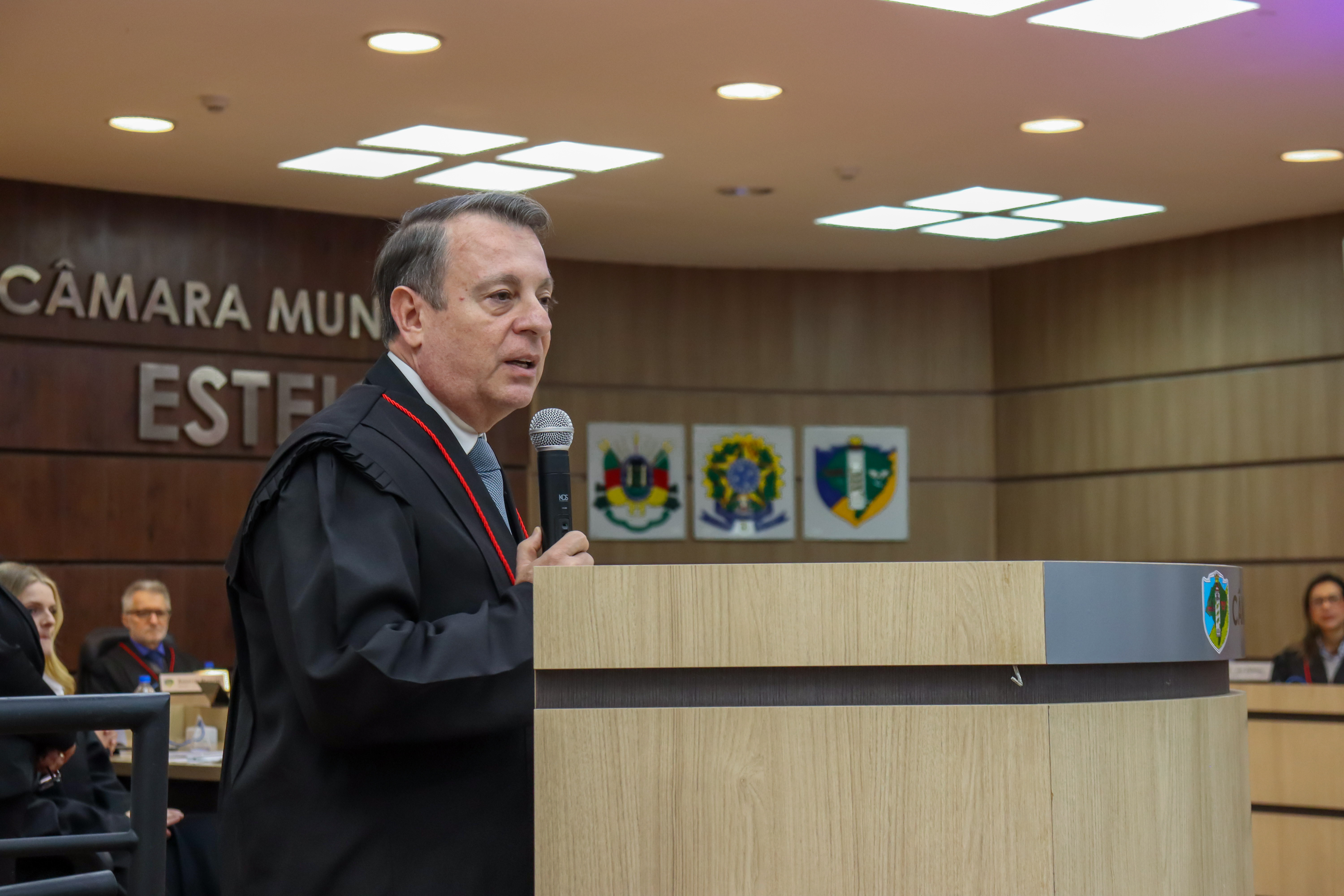 A foto mostra o juiz Márcio discursando num púlpito.