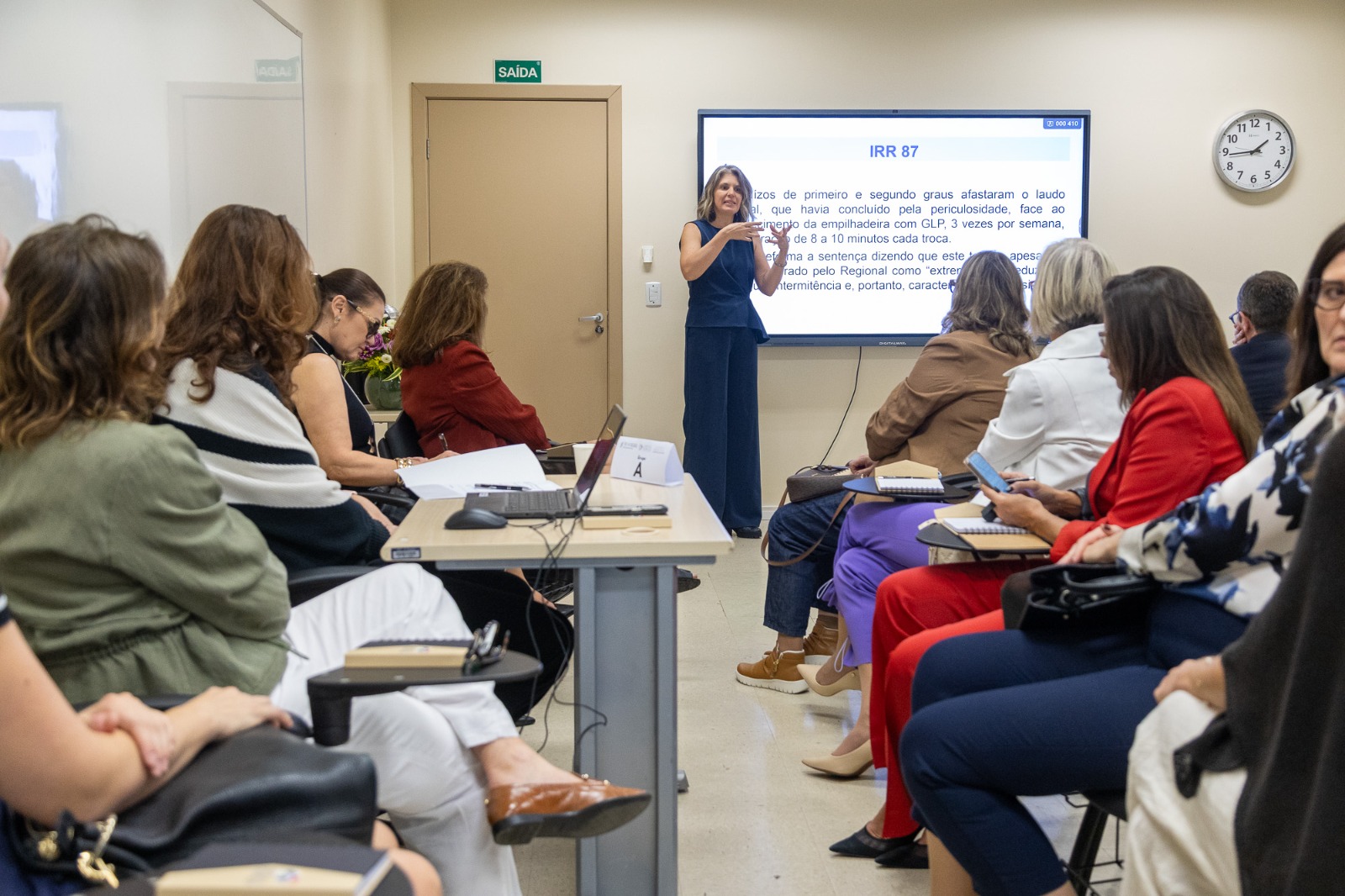 Foto da juíza Juliana com magistrados a frente.