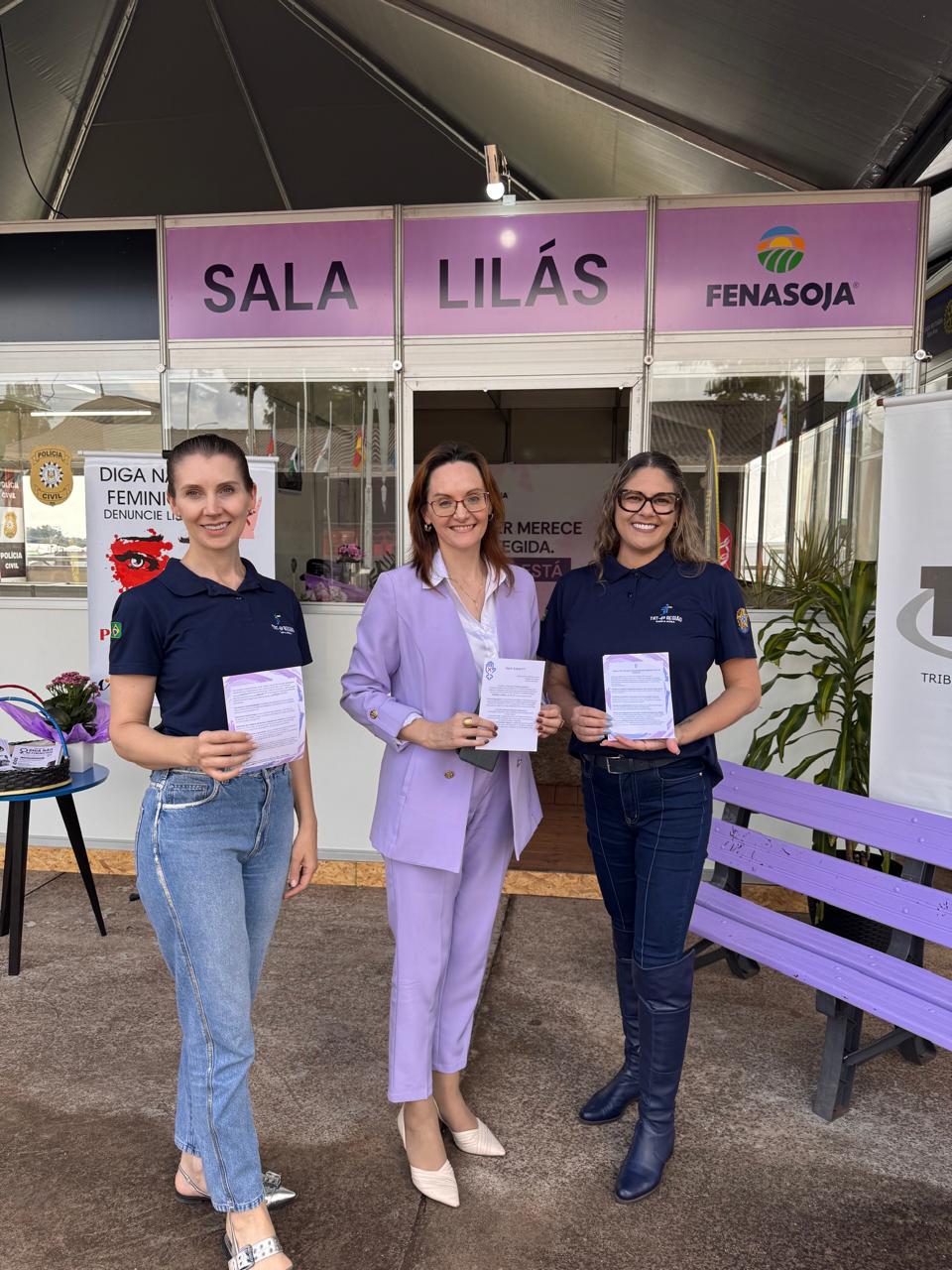 Juíza Rubiane ao centro da foto, com calça e blazer lilás. Ao lado dela estão as servidoras da 1ª Vara do Trabalho de Santa Rosa