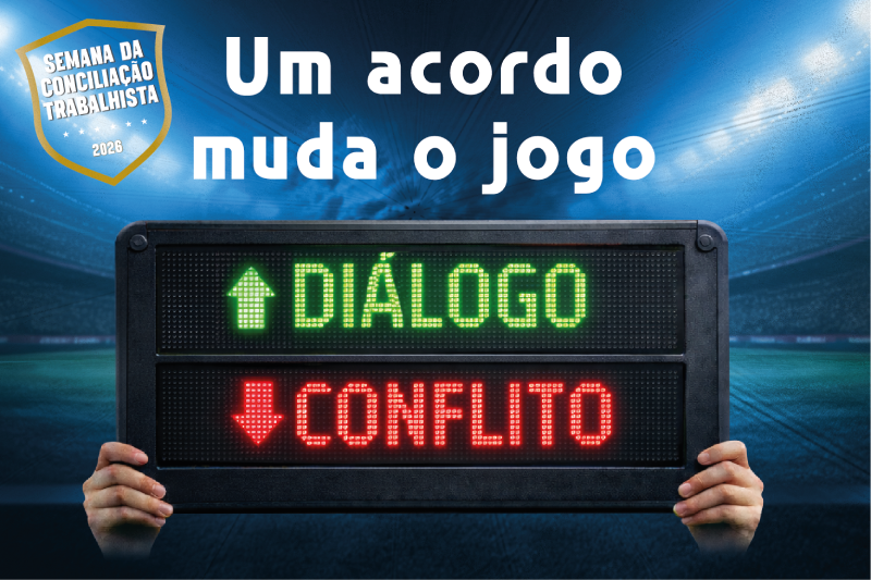 Campanha publicitária sobre a "Semana da Conciliação Trabalhista 2026". Em um fundo azul de estádio de futebol, mãos seguram uma placa de substituição eletrônica. O texto principal diz: "Um acordo muda o jogo". Na placa, uma seta verde para cima aponta para a palavra "DIÁLOGO", enquanto uma seta vermelha para baixo aponta para "CONFLITO". No canto superior esquerdo, há um selo dourado com o nome do evento. A imagem promove a resolução consensual de disputas trabalhistas.