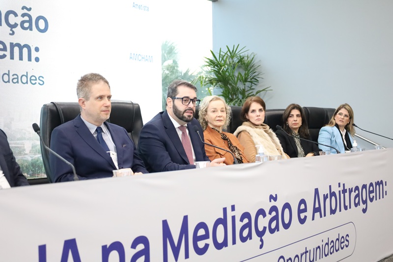 A fotografia mostra o presidente do TRT-RS, desembargador Alexandre, à mesa de abertura, discursando.