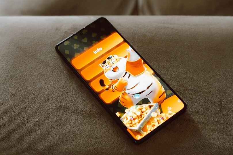 Celular com tela de jogo online.