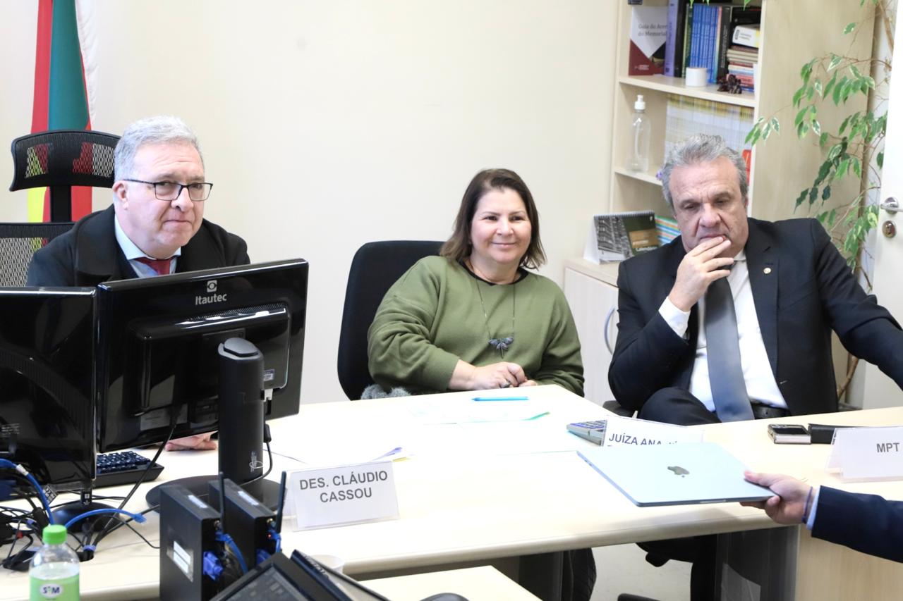 Cassou, Ana Julia e Viktor na mesa de mediação.