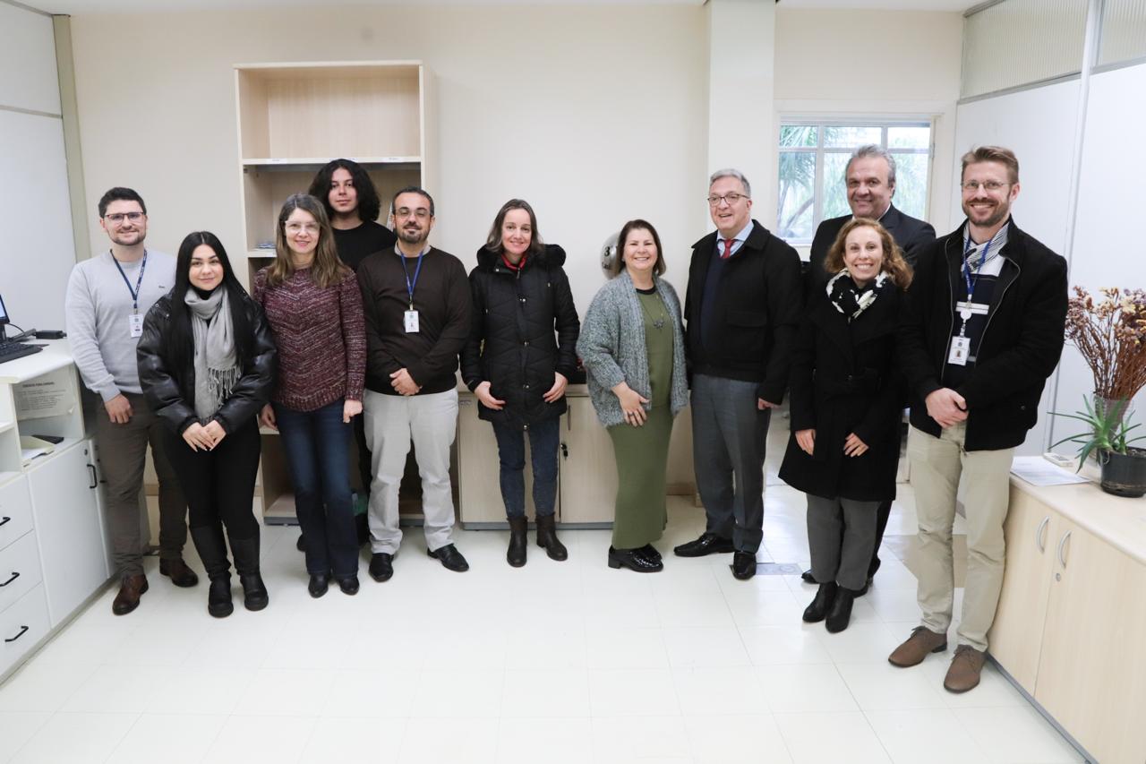 quatorze pessoas posam para a foto