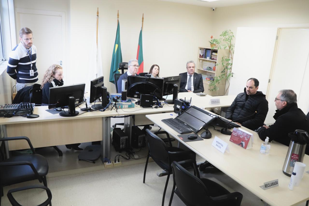nova pessoas na sala de mediação