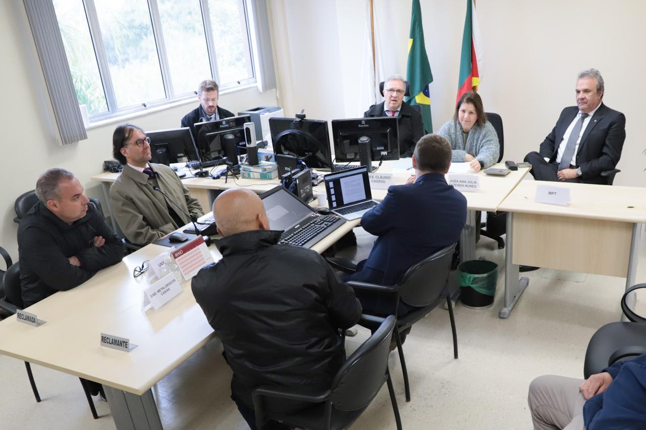 nove pessoas na sala de mediação