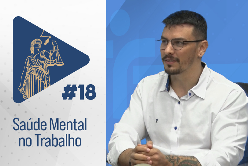 Imagem do entrevistado com arte do programa. ele é um homem jovem, aparentemente por volta dos 35 anos, cabelo e barba escuros e curtos, tem a pele clara e usa óculos. está sentado junto à bancada do programa. a arte do programa consiste em um triângulo azul representando ícone de play dos tocadores de mídia, dentro do triângulo a figura da deusa da justiça desenhada em dourado com a balança e uma espada nas mãos, os olhos vendados diante de um microfone