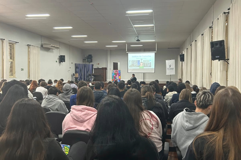 Juiz Eduardo palestra em auditório para dezenas de adolescentes