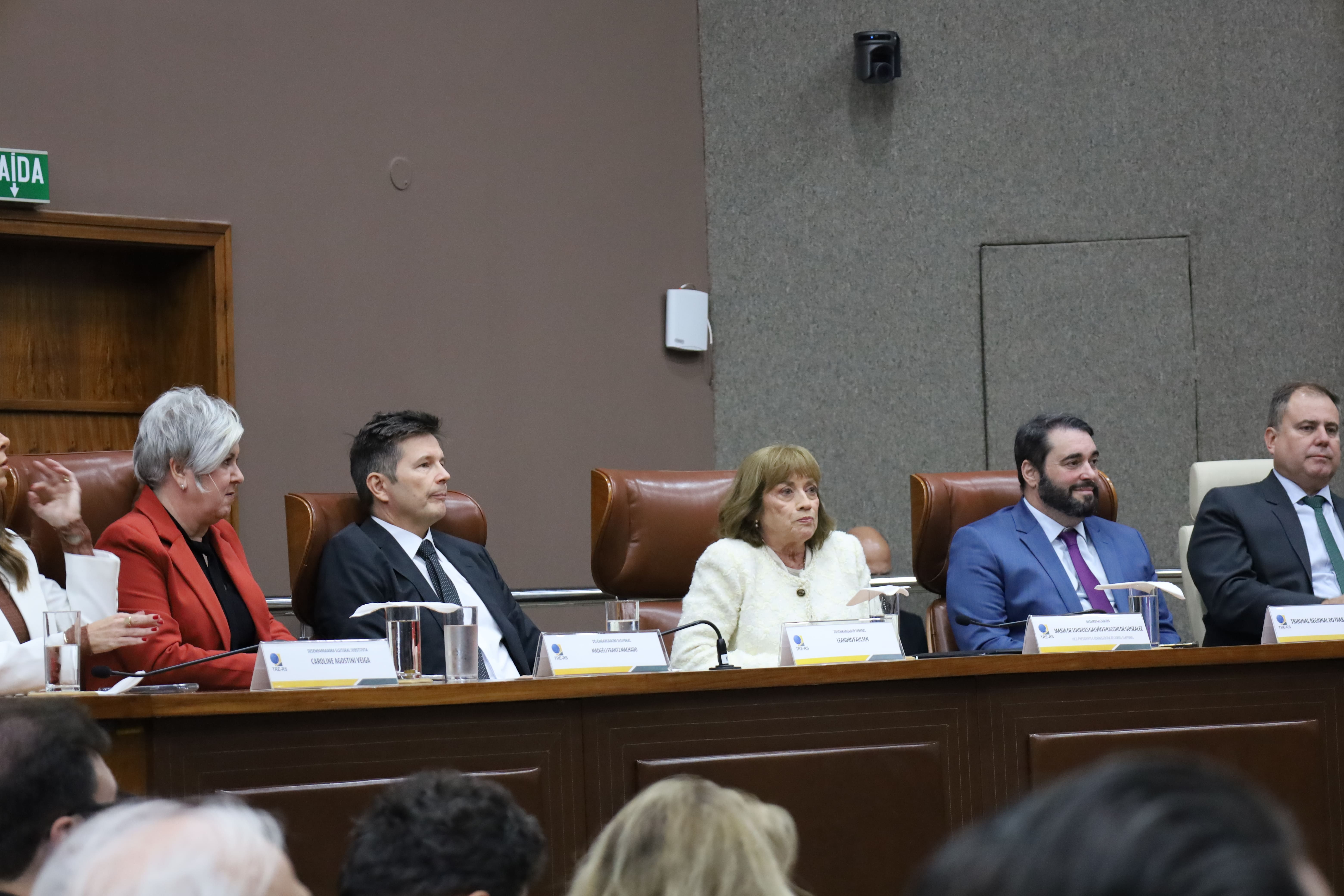 Desembargadora Maria de Lourdes Braccini de Gonzalez de roupa branca e desembargador Alexandre Corrêa da Cruz ao lado, de terno azul