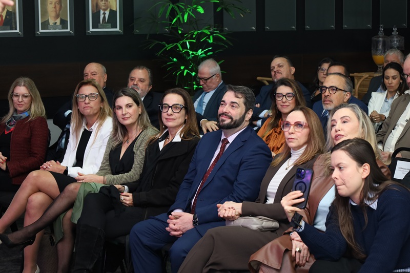 A fotografia mostra o presidente do TRT-RS sentado na plateia. Também aparecem na imagem a juíza Carolina Quadrado e, mais atrás, o juiz Colussi