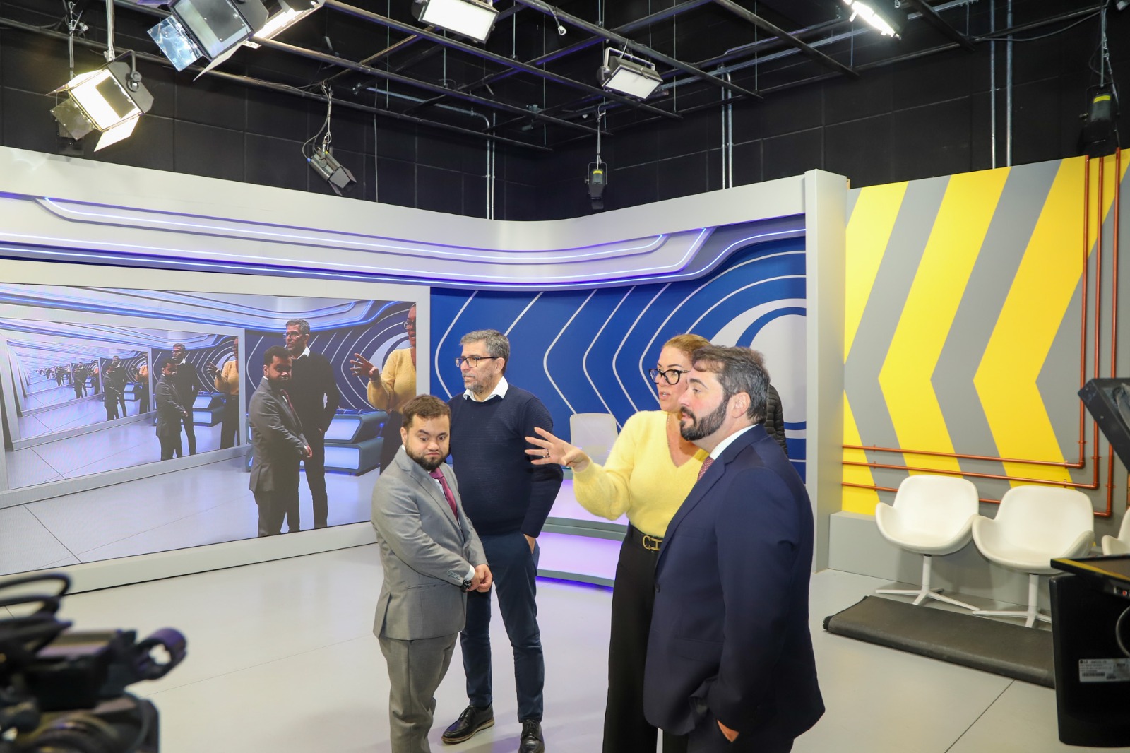 A foto mostra visita ao estúdio da Band TV