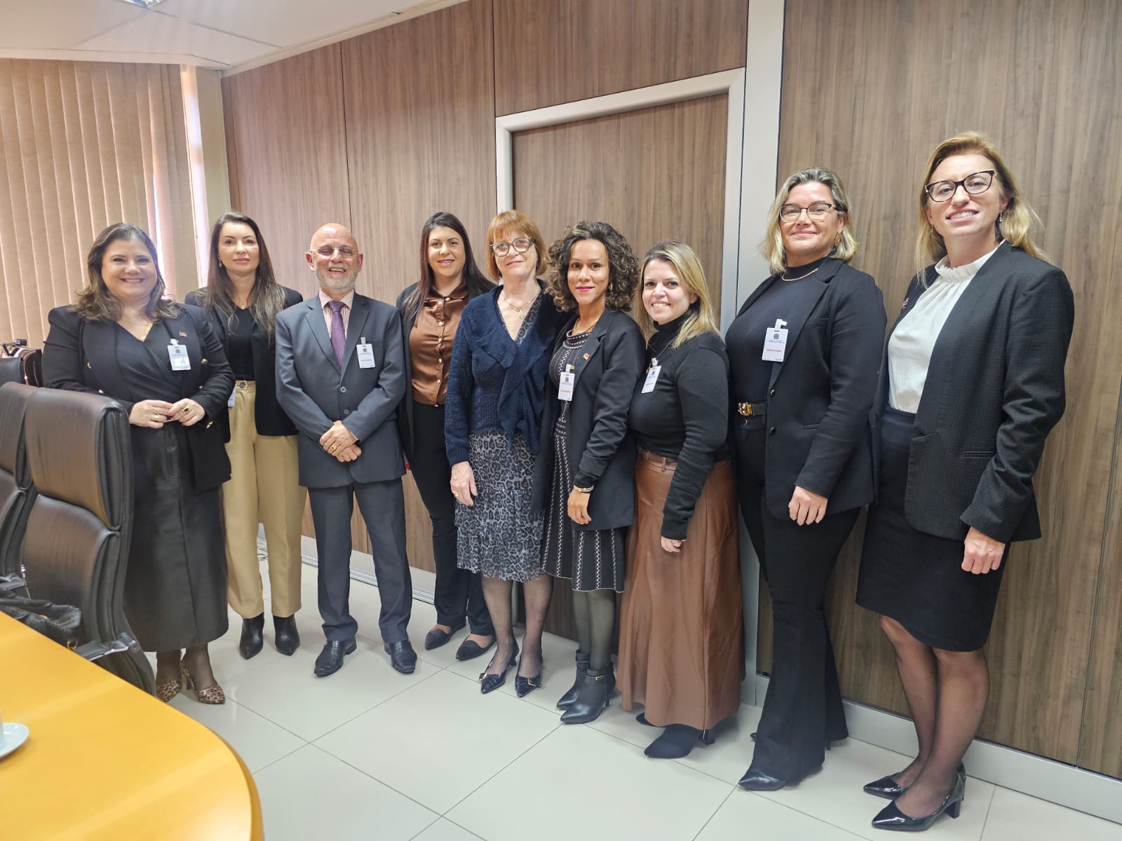A foto mostra nove pessoas posando para foto.