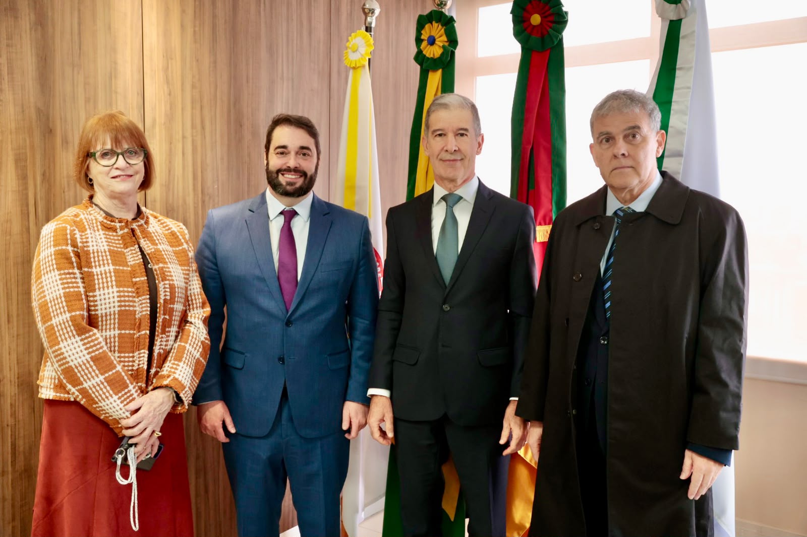 A fotografia mostra a desembargadora Telesca, o desembargador  Alexandre, o desembargador Zonta e o desembargador Fraga, lado a lado, em pé.