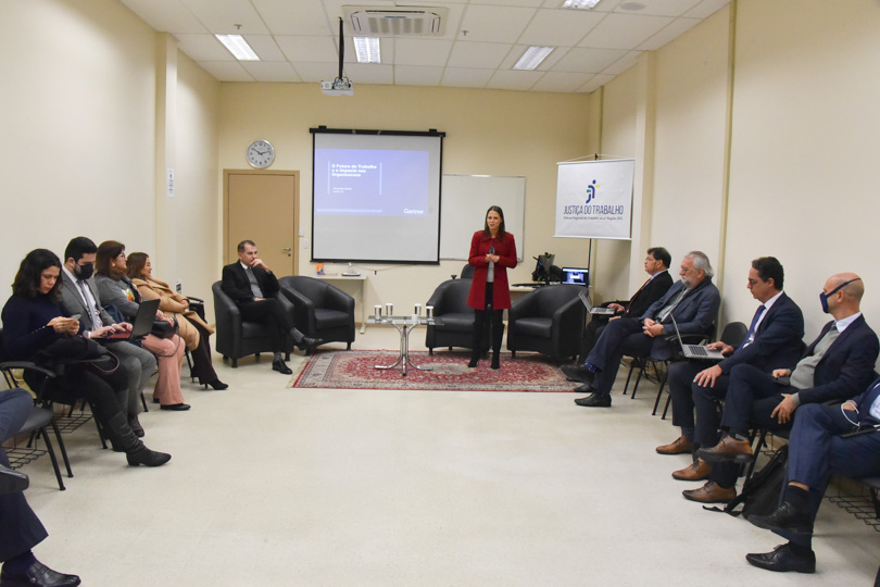 Foto da reunião, em ângulo aberto