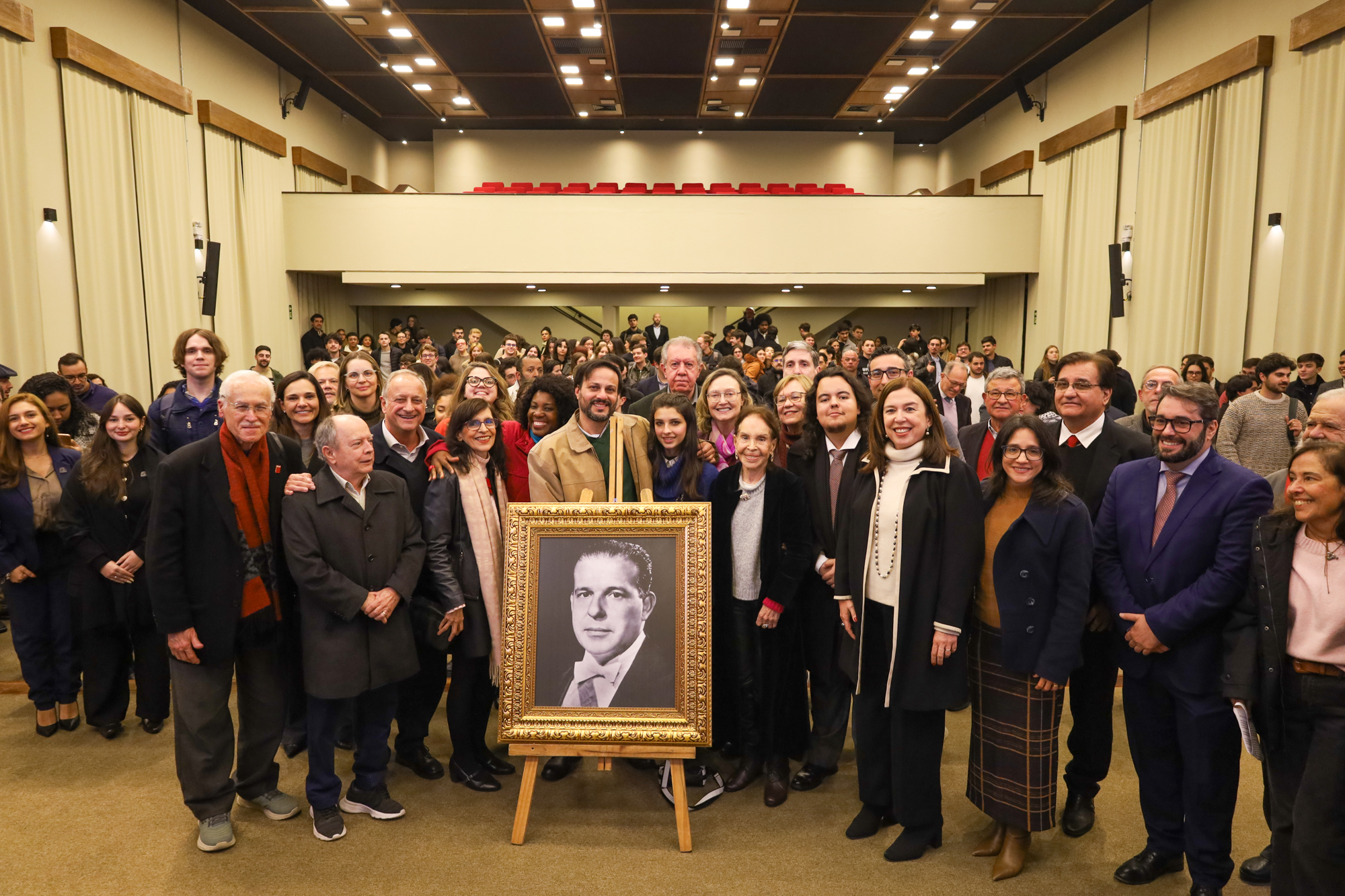 Foto dos participantes do evento na UFRGS, com o quadro do retrato do ex-presidente João Gouulart.