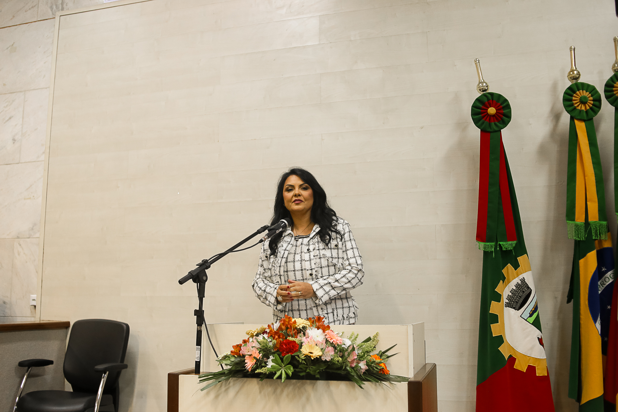 A foto mostra a desa. Tânia discursando.