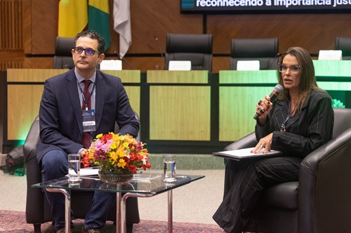 A fotografia mostra o primeiro palestrante, José Luis Luvizetto Terra, e a mediadora, Raquel Nenê Santos.