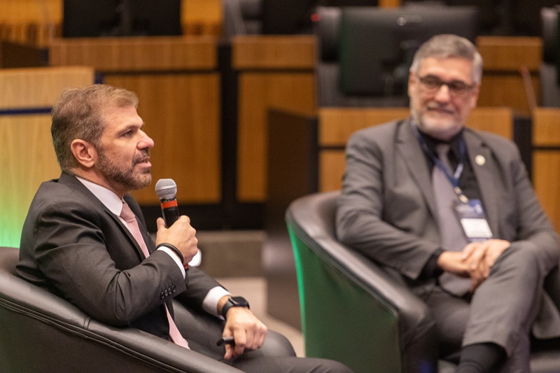 A fotografia mostra, em primeiro plano, o palestrante Marcelo Canizares Schettini Seabra, e em segundo plano o mediador, João Luiz Peixoto da Silva.