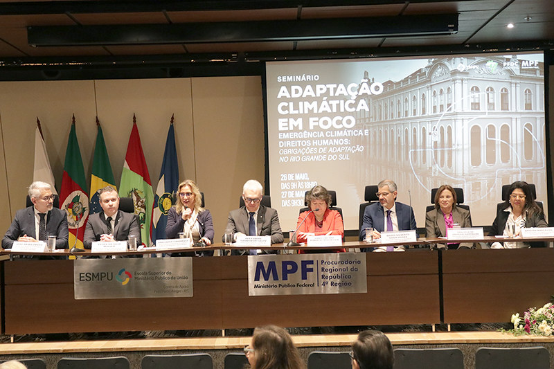 Foto da mesa oficial do evento