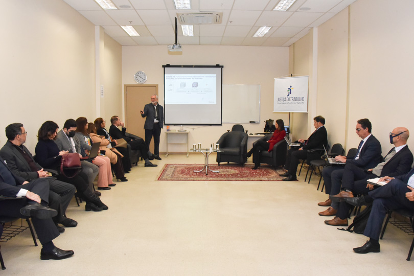 Foto da palestra de Alexandre, em ângulo aberto