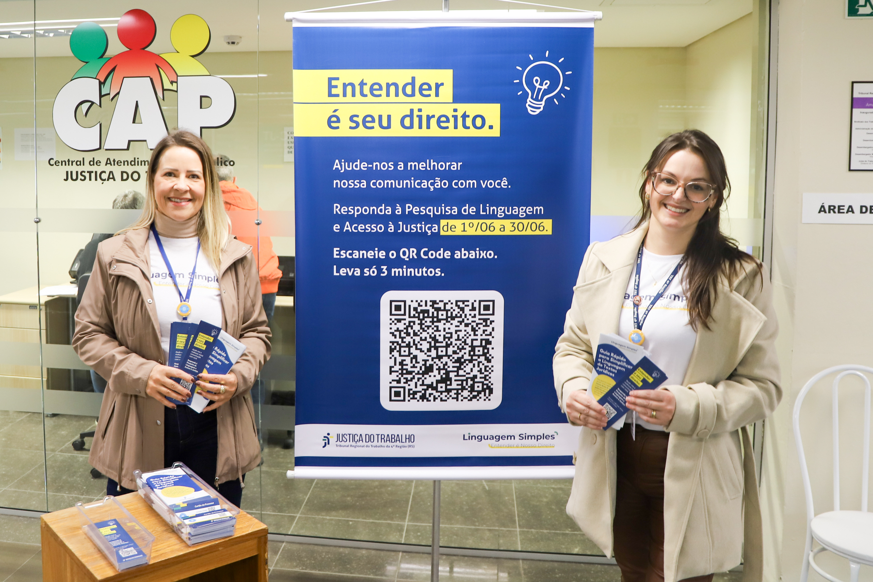 Servidoras Lara e Thaís, com o material de divulgação da pesquisa.