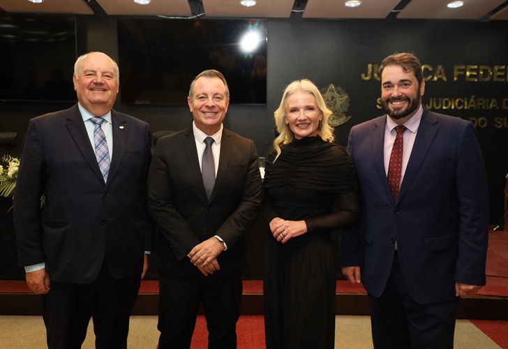 A fotografia mostra, lado a lado, o juiz Luiz Colussi, o juiz Márcio Lima do Amaral, a juíza federal Alessandra Favaro e o presidente do TRT-RS, Alexandre Cruz