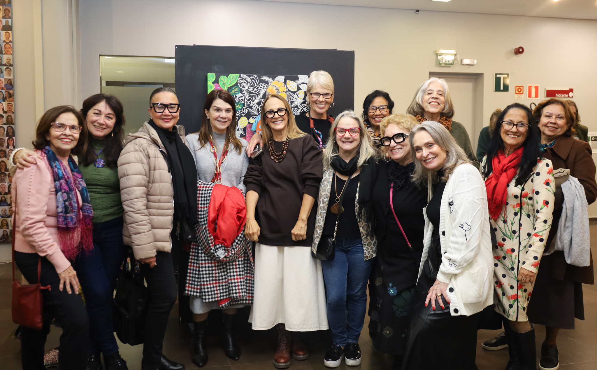 Fotografia da artista e curadora com o público que foi apreciar a exposição.