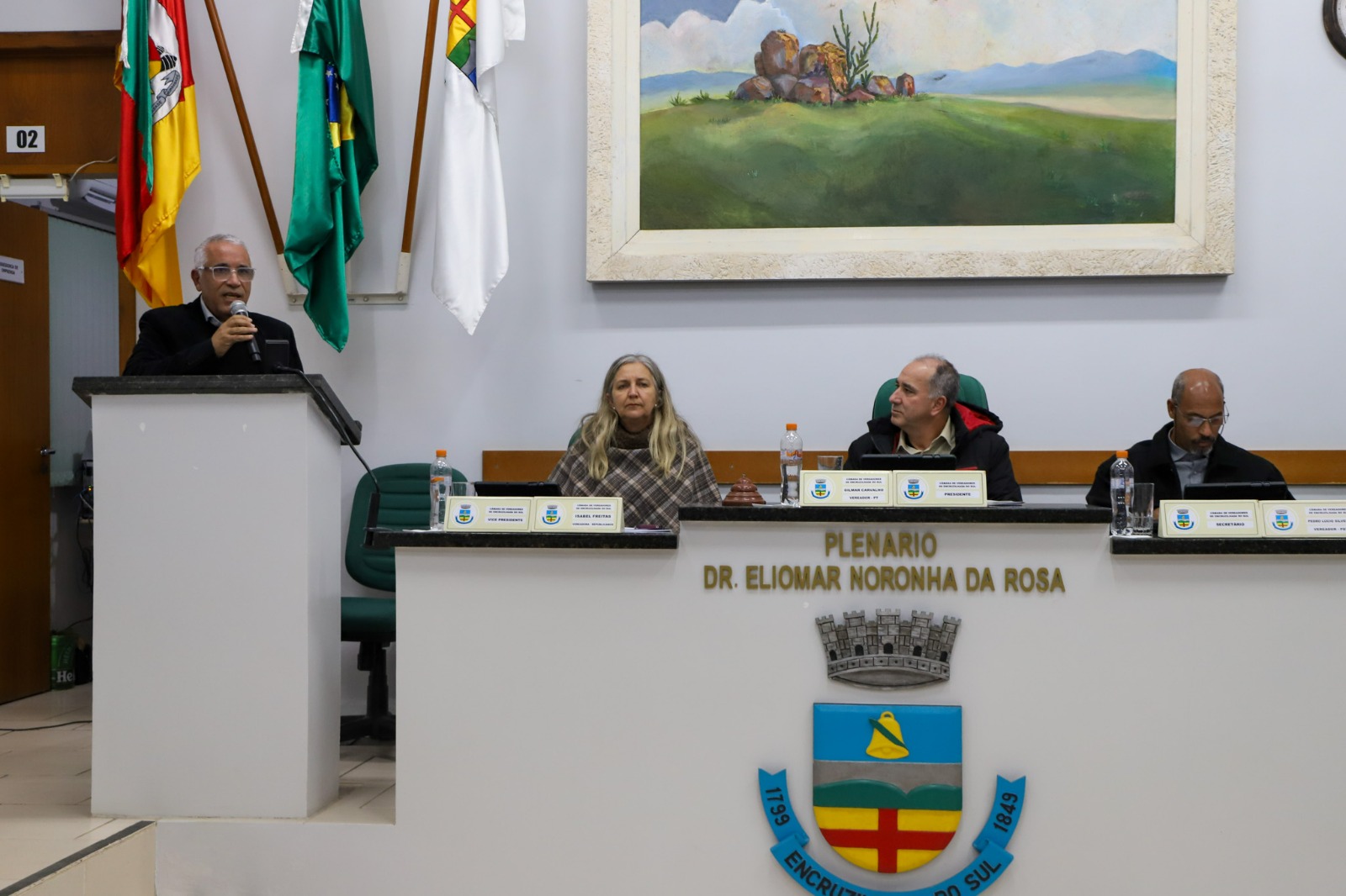 A foto mostra o des. Gilberto na câmara.