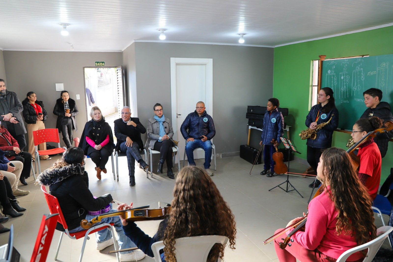 A foto mostra Apresentação musical.