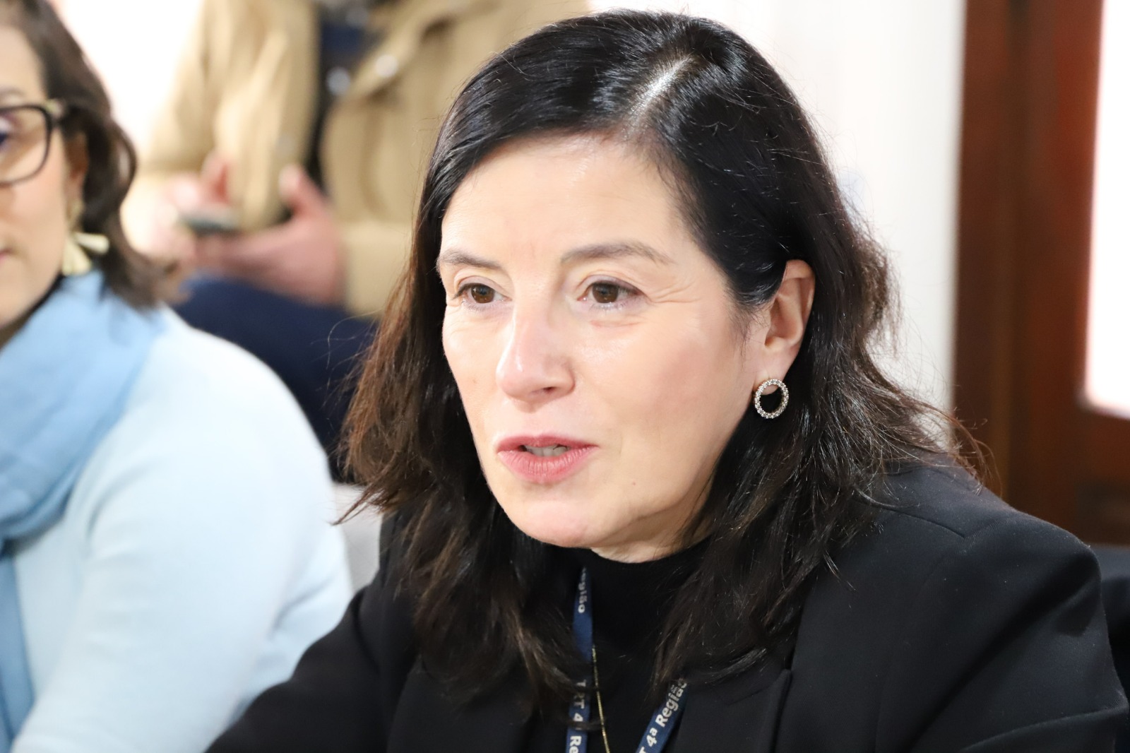 A foto mostra a servidora Enilda falando.