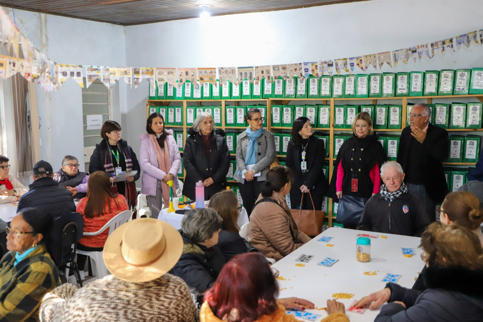 A foto mostra visita ao cras