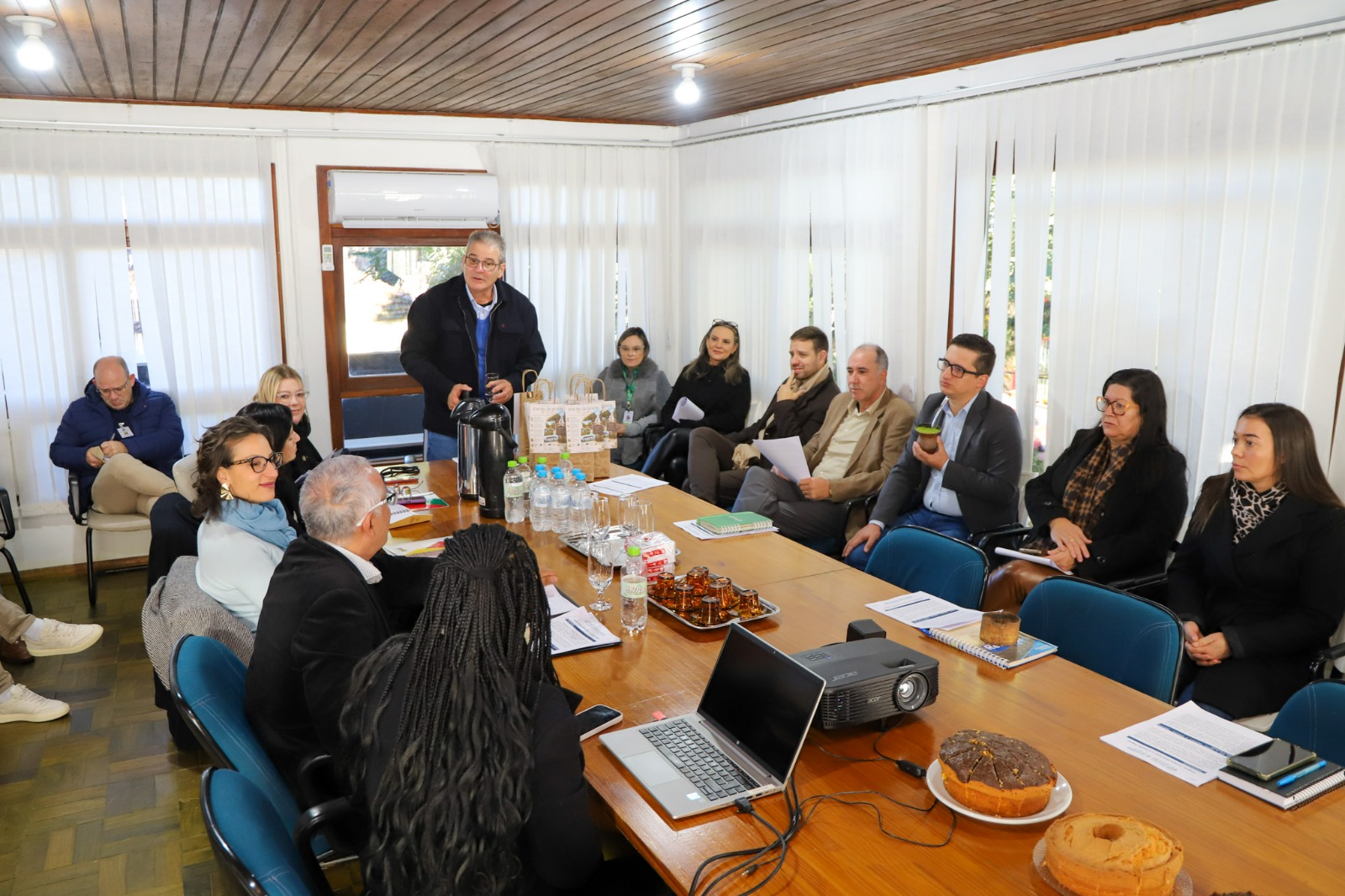 A foto mostra reunião na Prefeitura.