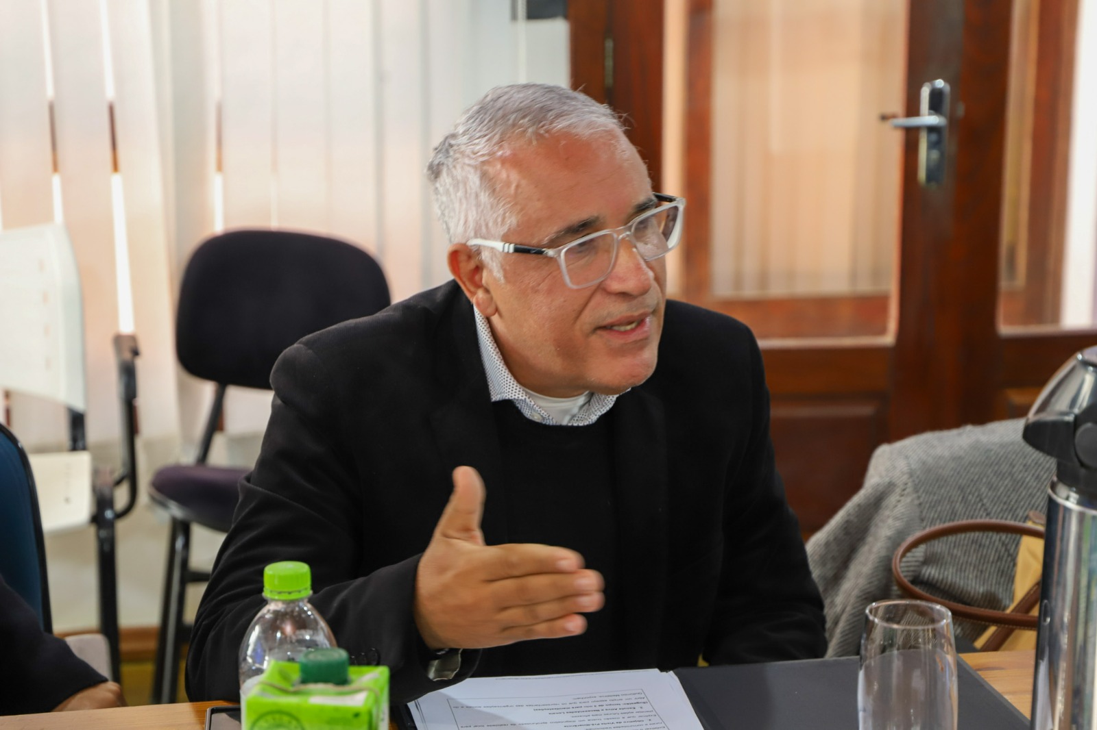 A foto mostra o desembargador Gilberto falando.