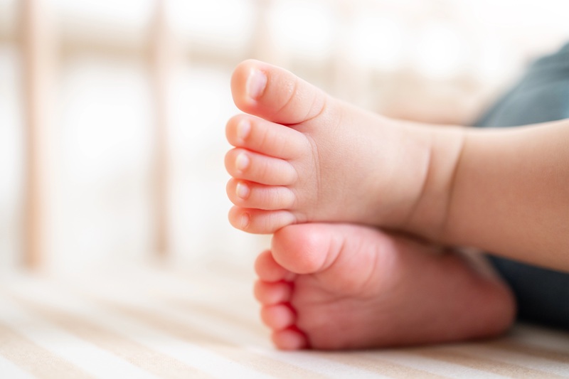 A fotografia mostra os pés de um bebê, em close.