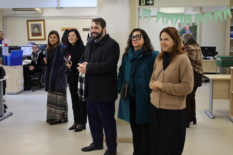 A fotografia mostra o presidente e comissão, no memorial, discursando para os presentes.