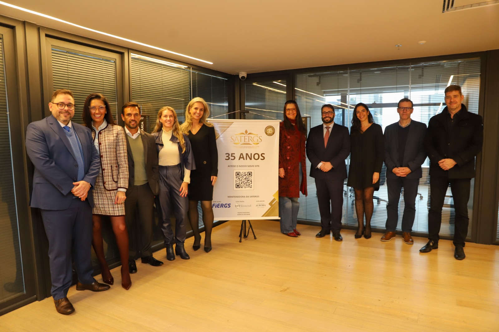 A foto mostra o presidente alexandre com a diretoria da Satergs.