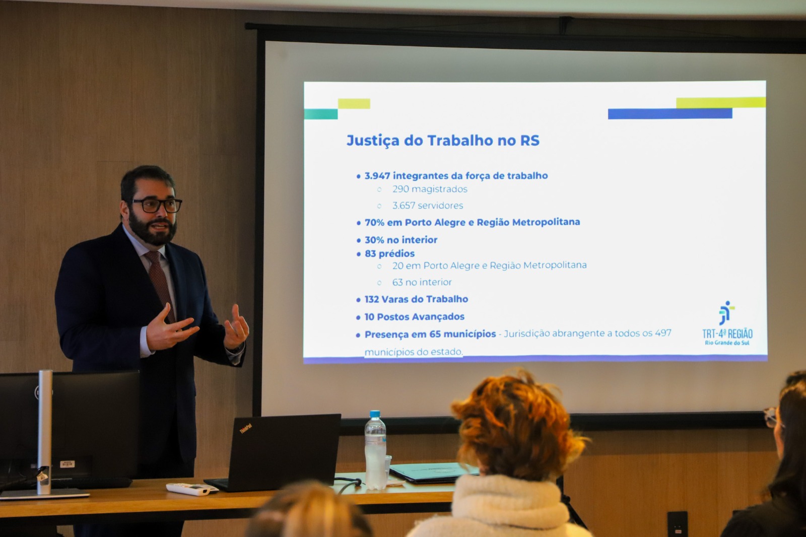 A foto mostra o des. alexandre com informações sobre a JT em painel