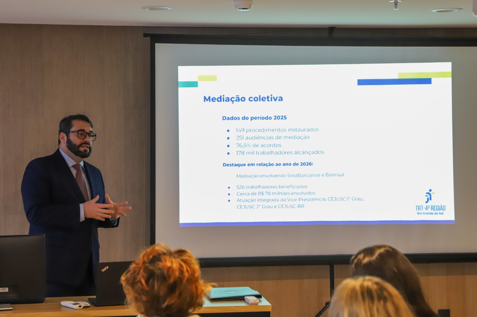 A foto mostra o des. alexandre com painel sobre mediação.
