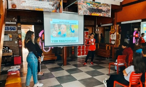 Foto de uma atividade com jovens, na sede da ONG