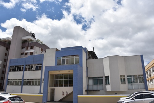 A fotografia mostra o prédio da Escola Judicial visto do estacionamento