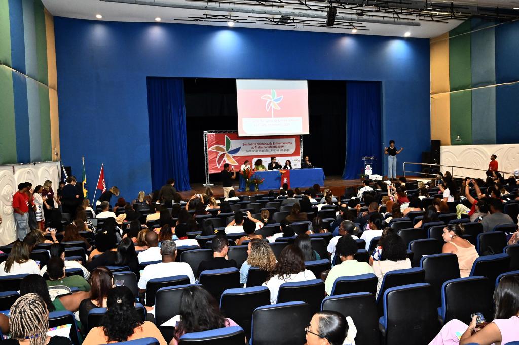 foto em ângulo aberto do evento, mostrando público e palco.