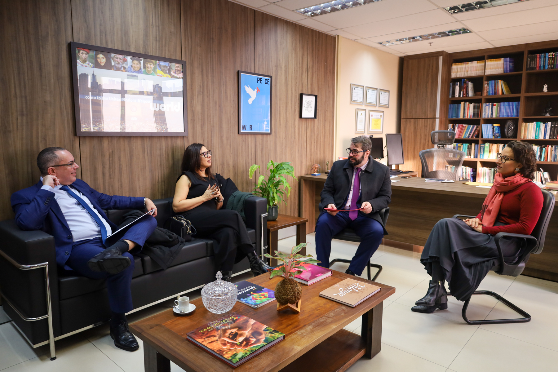 Foto dos participantes da reuniãom conversando