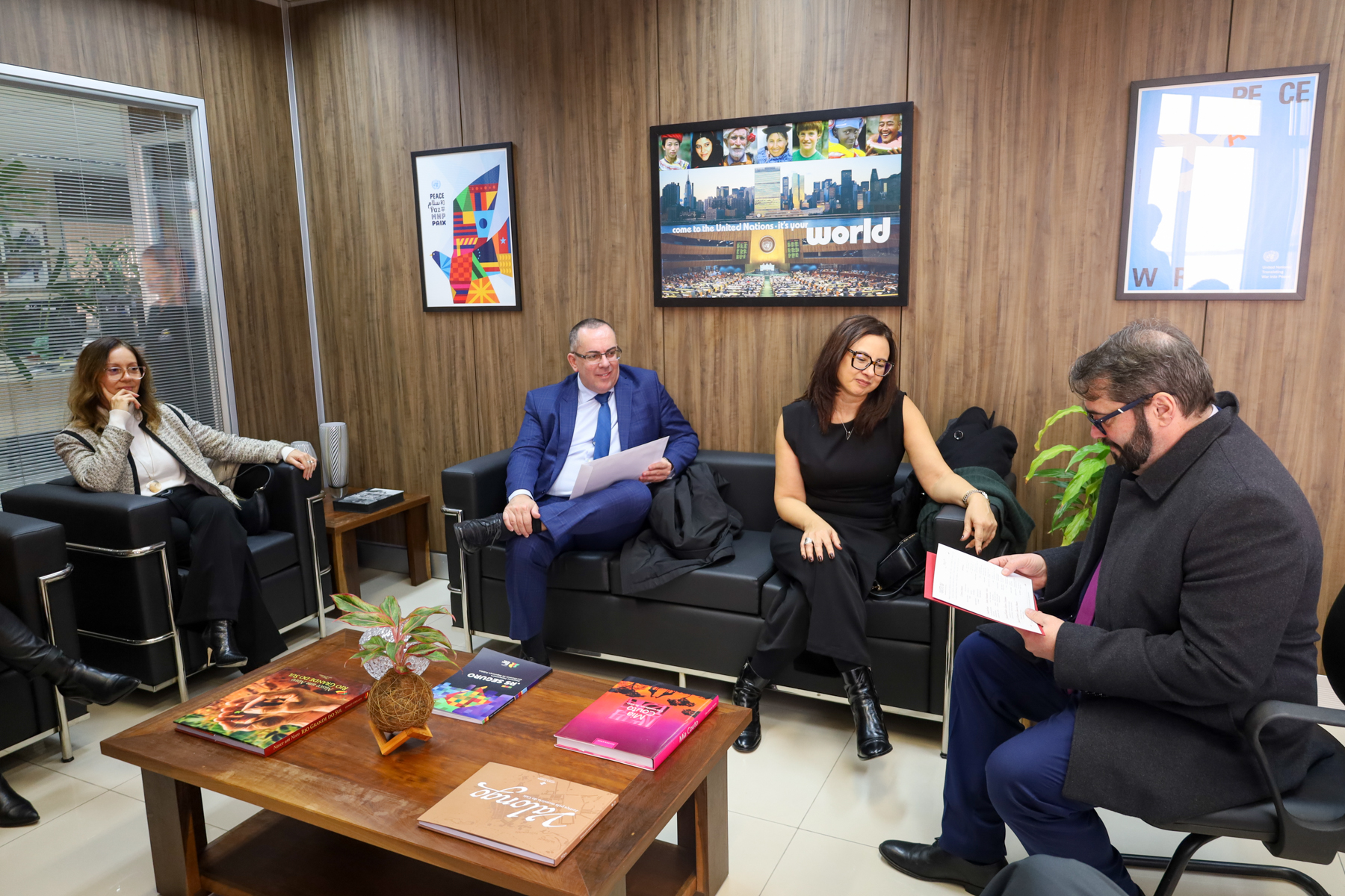Foto dos participantes da reunião conversando