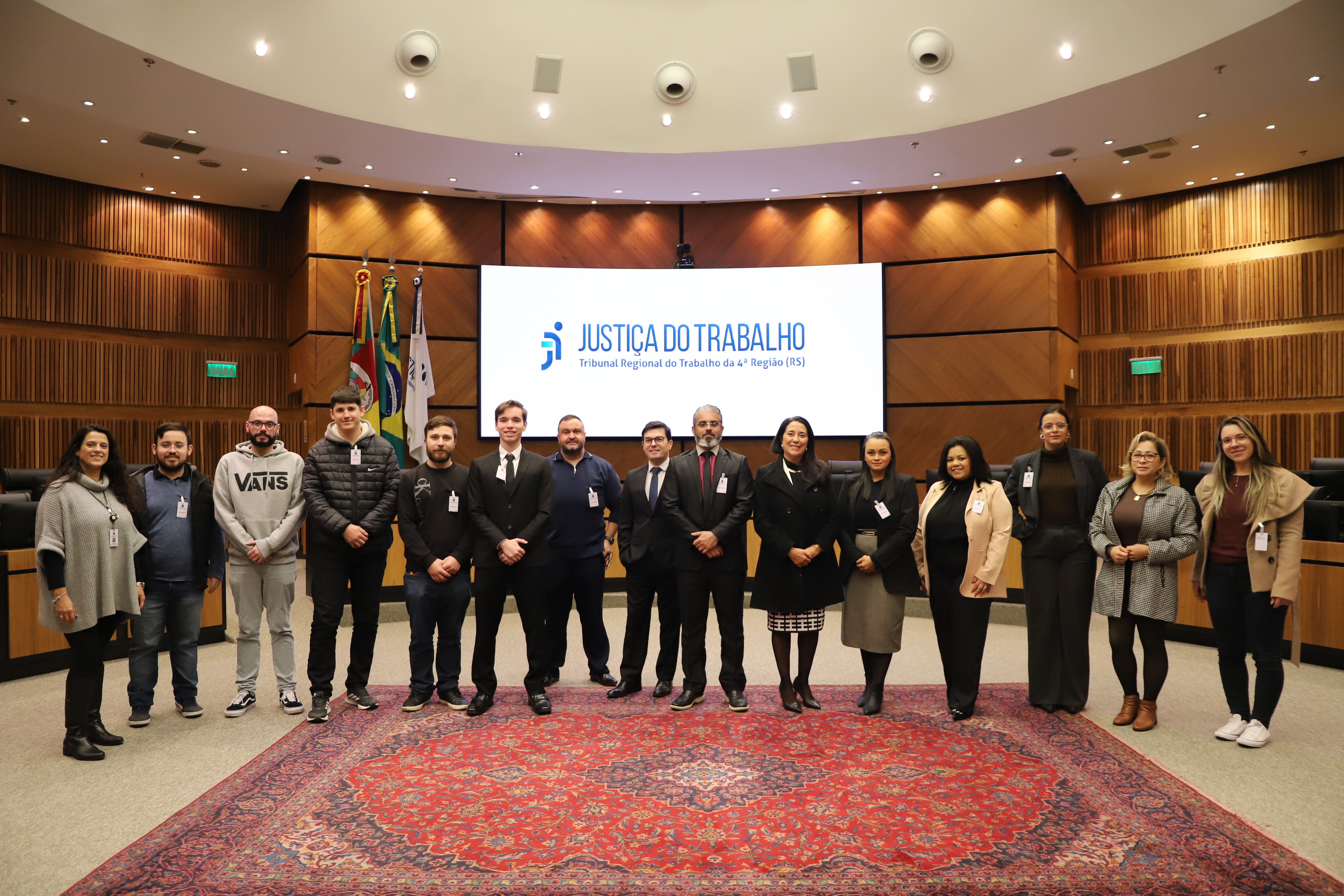 Grupo de estudantes com a servidora Daniele Lopes Nunes e com a juíza Maria Teresa da Silva.