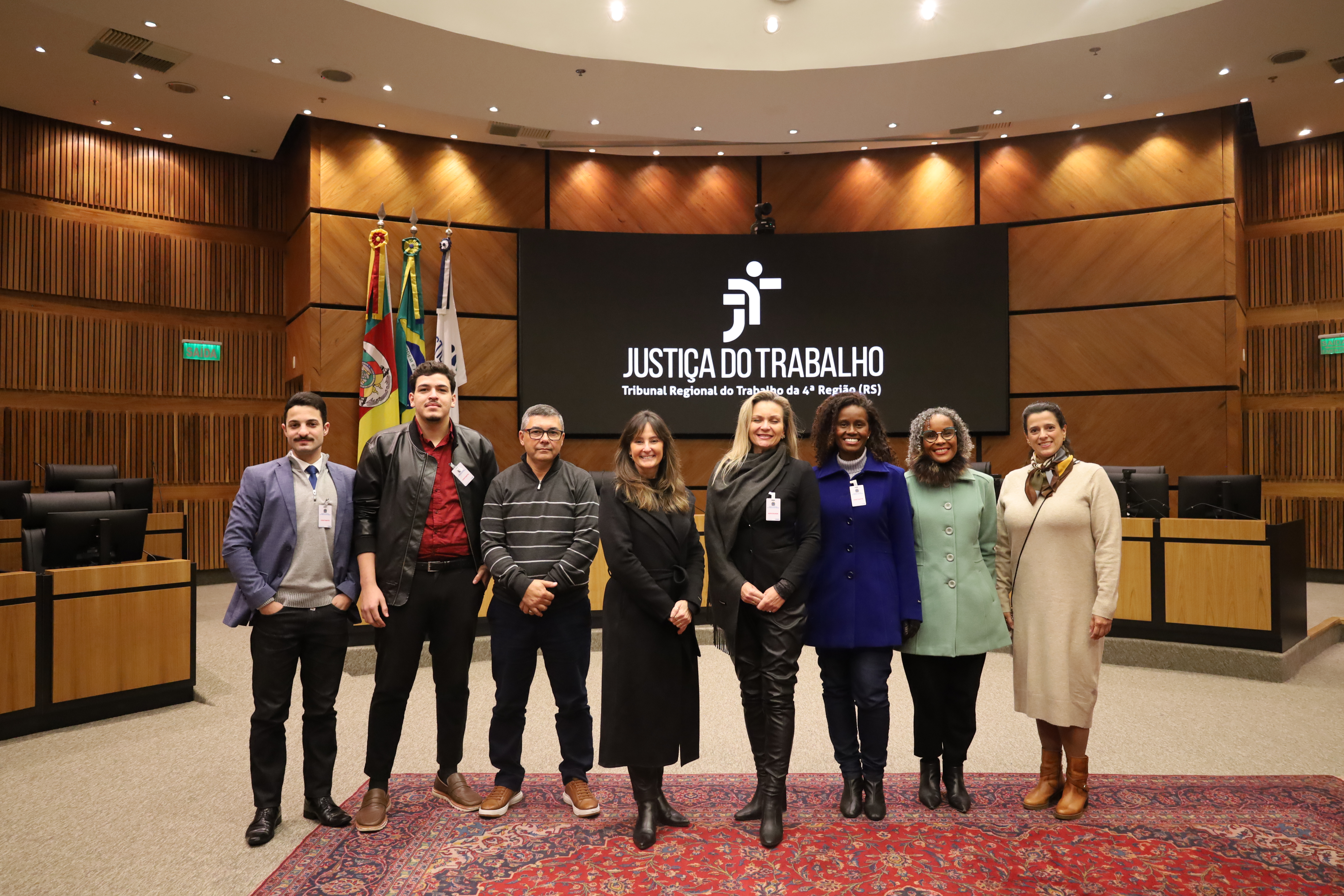 Foto da turma com a juíza Luciana Caringi Xavier