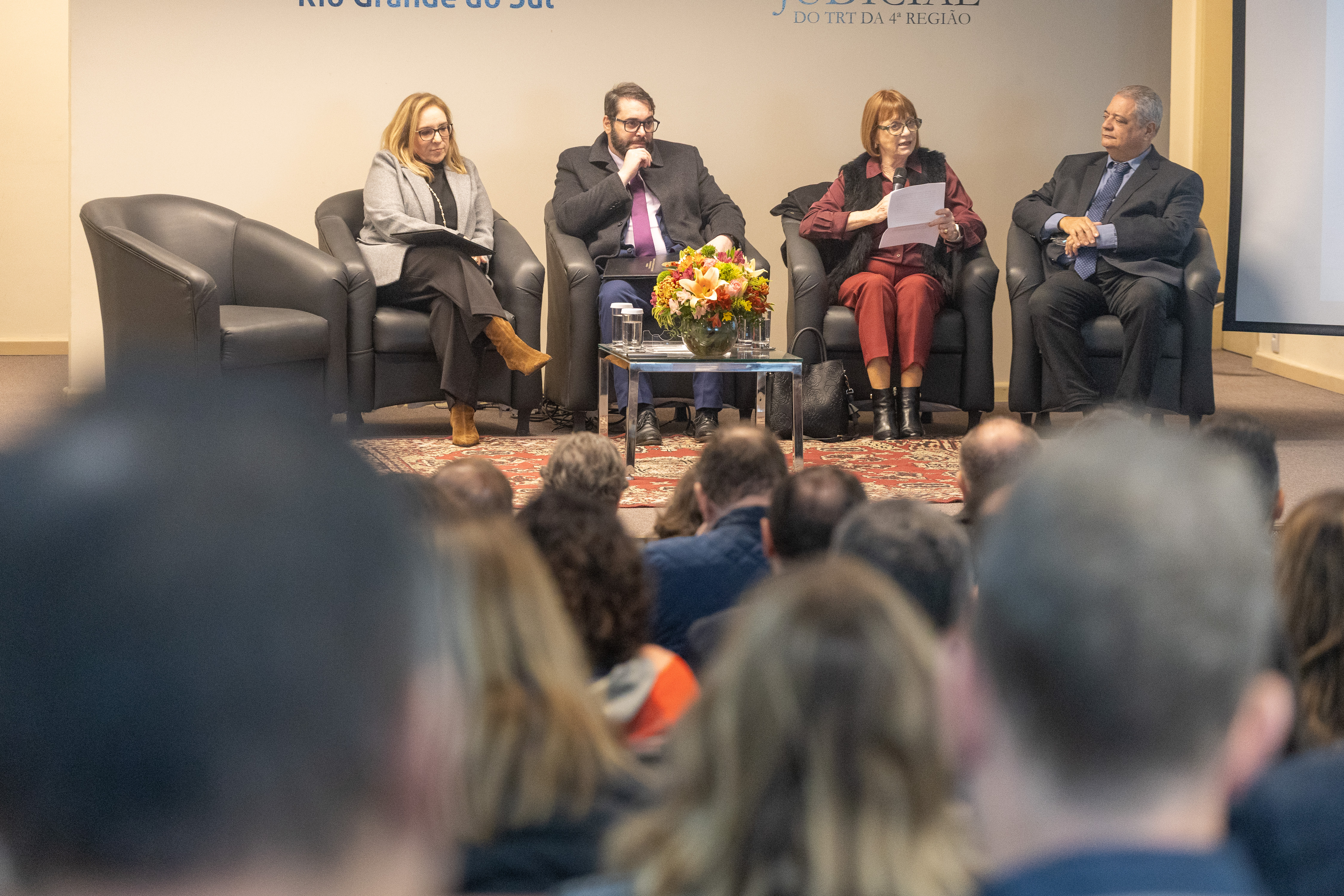 A foto mostra os desembargadores Alexandre, maria Silvana, Telesca e Cassal sentados no palco.
